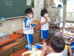1年生給食の様子