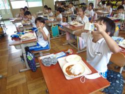 1年生給食の様子