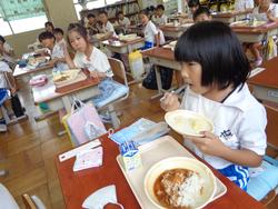 1年生給食の様子