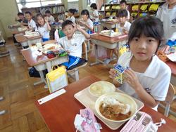 1年生給食の様子