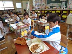 1年生給食の様子
