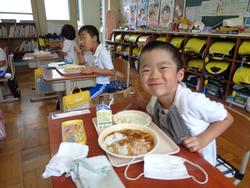 1年生給食の様子