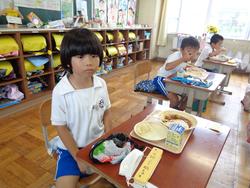 1年生給食の様子