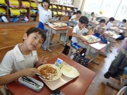 1年生給食の様子