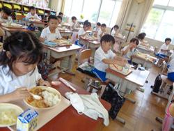 1年生給食の様子