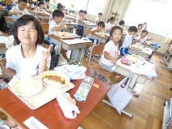 1年生給食の様子