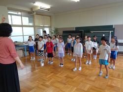1年生と2年生で歌の交流会