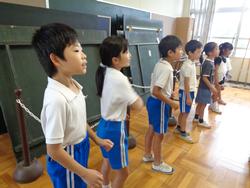 1年生と2年生で歌の交流会