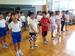 1年生と2年生で歌の交流会