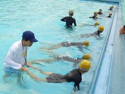 5年生水泳指導終盤へ、着衣水泳も体験
