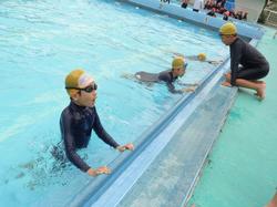 5年生水泳指導終盤へ、着衣水泳も体験