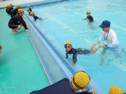 5年生水泳指導終盤へ、着衣水泳も体験