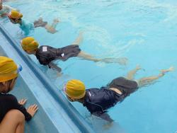 5年生水泳指導終盤へ、着衣水泳も体験