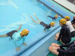 5年生水泳指導終盤へ、着衣水泳も体験