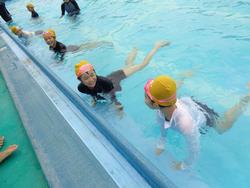 5年生水泳指導終盤へ、着衣水泳も体験