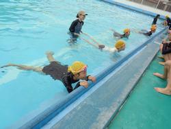 5年生水泳指導終盤へ、着衣水泳も体験