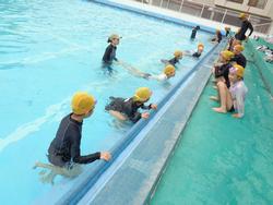 5年生水泳指導終盤へ、着衣水泳も体験