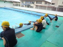 5年生水泳指導終盤へ、着衣水泳も体験