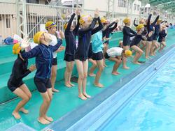 5年生水泳指導終盤へ、着衣水泳も体験