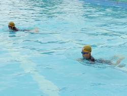 5年生水泳指導終盤へ、着衣水泳も体験