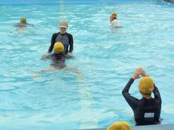 5年生水泳指導終盤へ、着衣水泳も体験