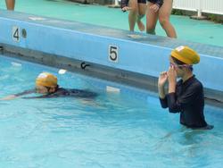 5年生水泳指導終盤へ、着衣水泳も体験