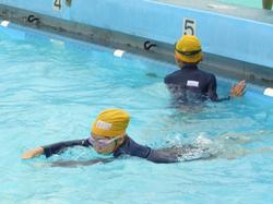 5年生水泳指導終盤へ、着衣水泳も体験