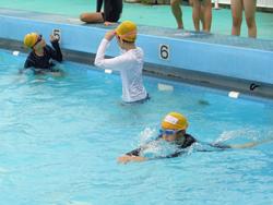 5年生水泳指導終盤へ、着衣水泳も体験