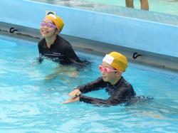 5年生水泳指導終盤へ、着衣水泳も体験