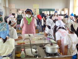 2年生夏野菜カレー作り（コミスクミニ活動）