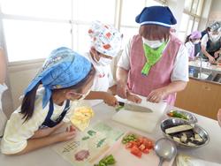 2年生夏野菜カレー作り（コミスクミニ活動）
