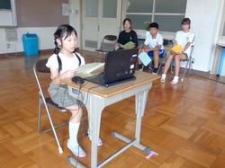 終業式における代表児童の作文発表
