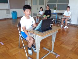 終業式における代表児童の作文発表