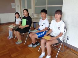 終業式における代表児童の作文発表