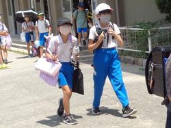 笑顔あふれる下校風景