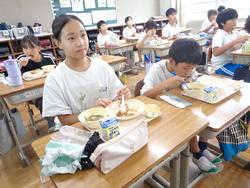 4年生給食の時間