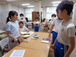 業間休みの図書室の様子