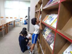 業間休みの図書室の様子