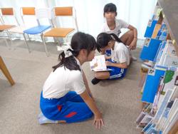 業間休みの図書室の様子