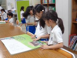 業間休みの図書室の様子