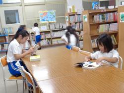 業間休みの図書室の様子