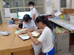 業間休みの図書室の様子