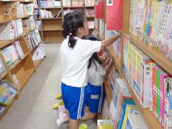業間休みの図書室の様子