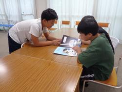 業間休みの図書室の様子