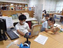 業間休みの図書室の様子