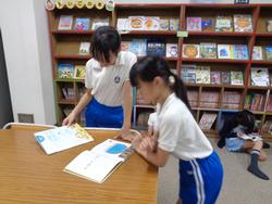 業間休みの図書室の様子