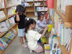 業間休みの図書室