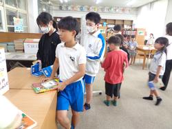 業間休みの図書室