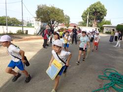 2年生町探検に出発