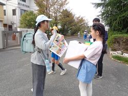 4年生・児童会赤い羽根の共同募金